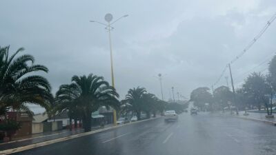 Imagem da notícia Chuva forte escurece o céu e derruba energia em Costa Rica nesta quarta-feira